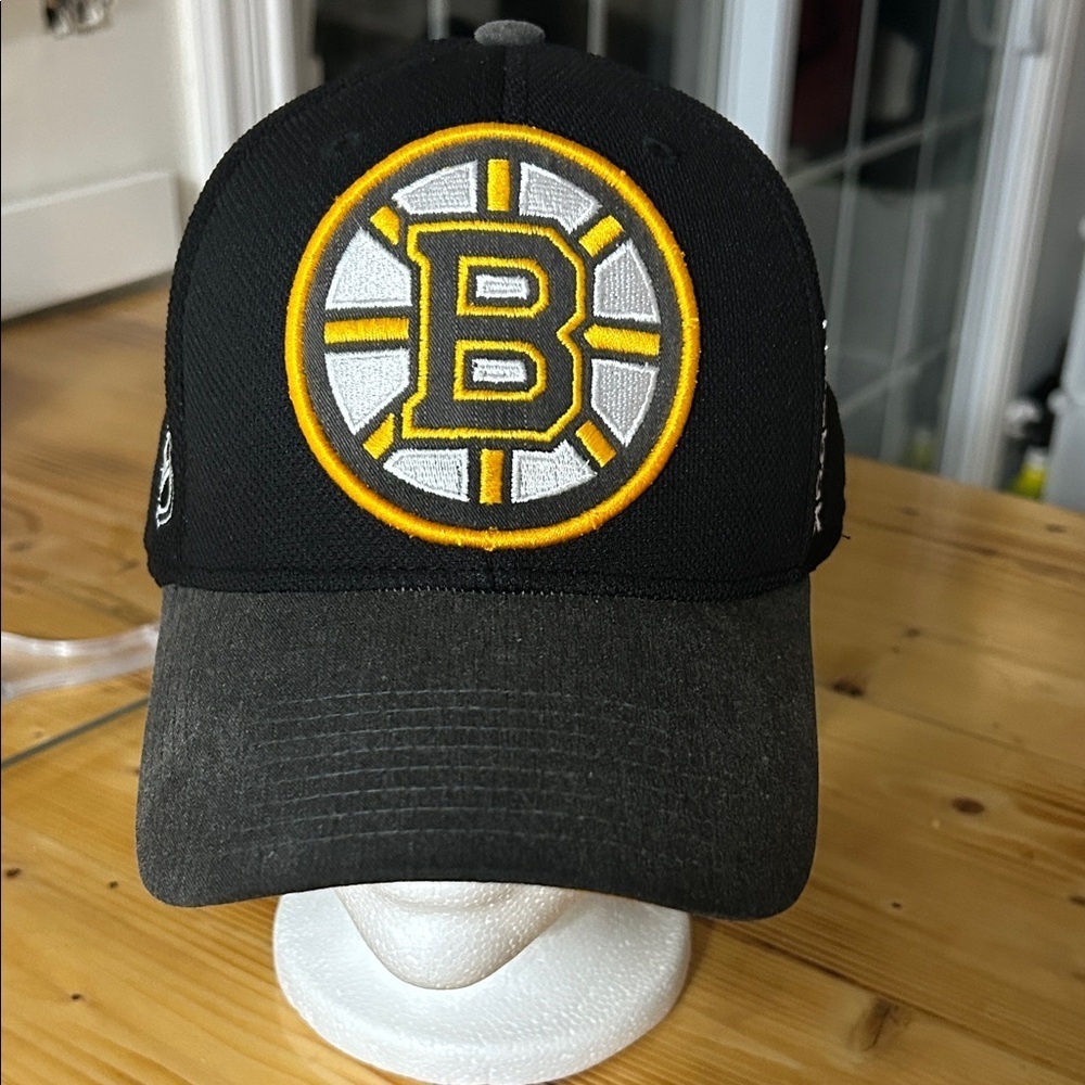 Reebok Boston Bruins size S/M Black and yellow Cap with Boston Bruins logo